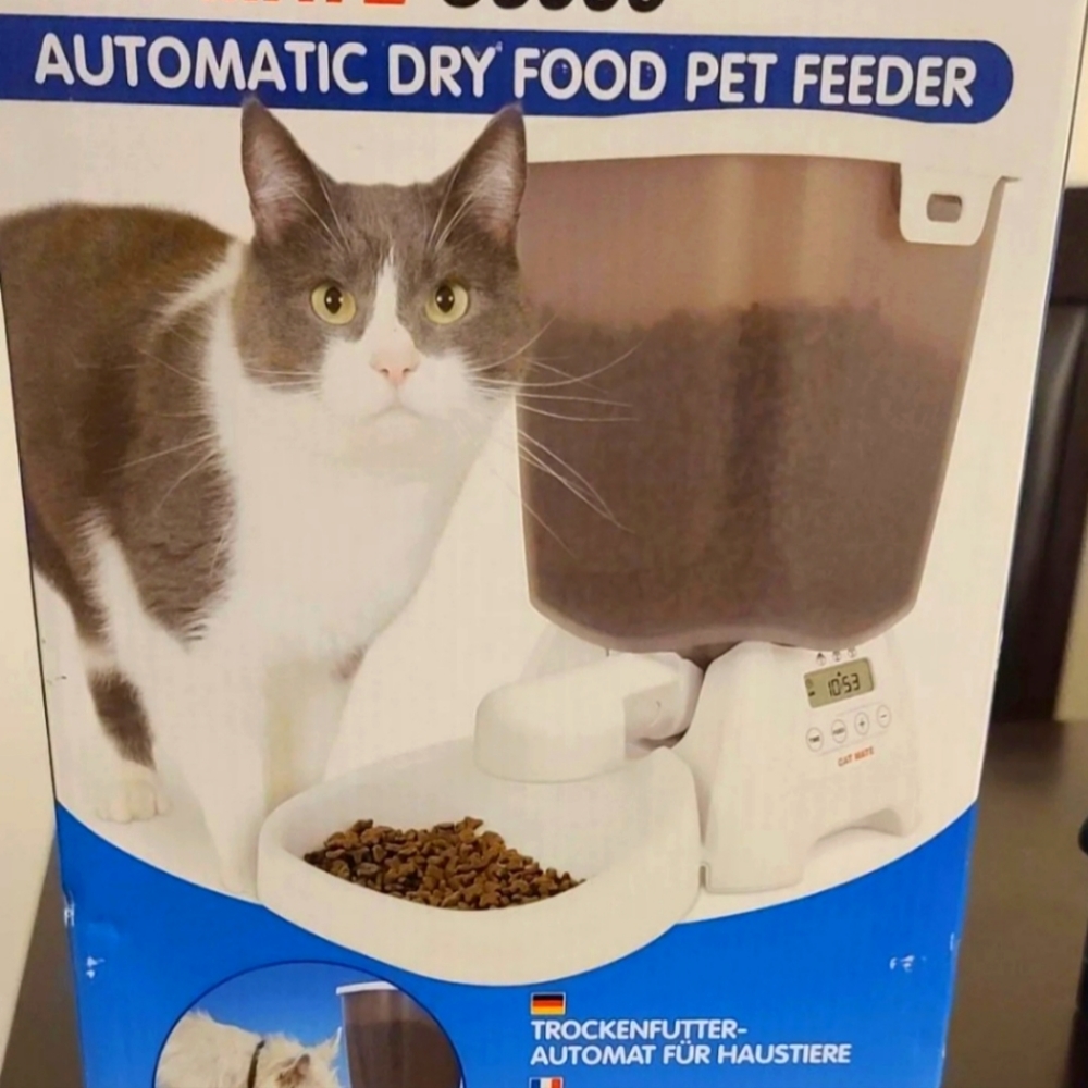 Cat Mate C3000 Automatic Dry Food Pet Feeder.